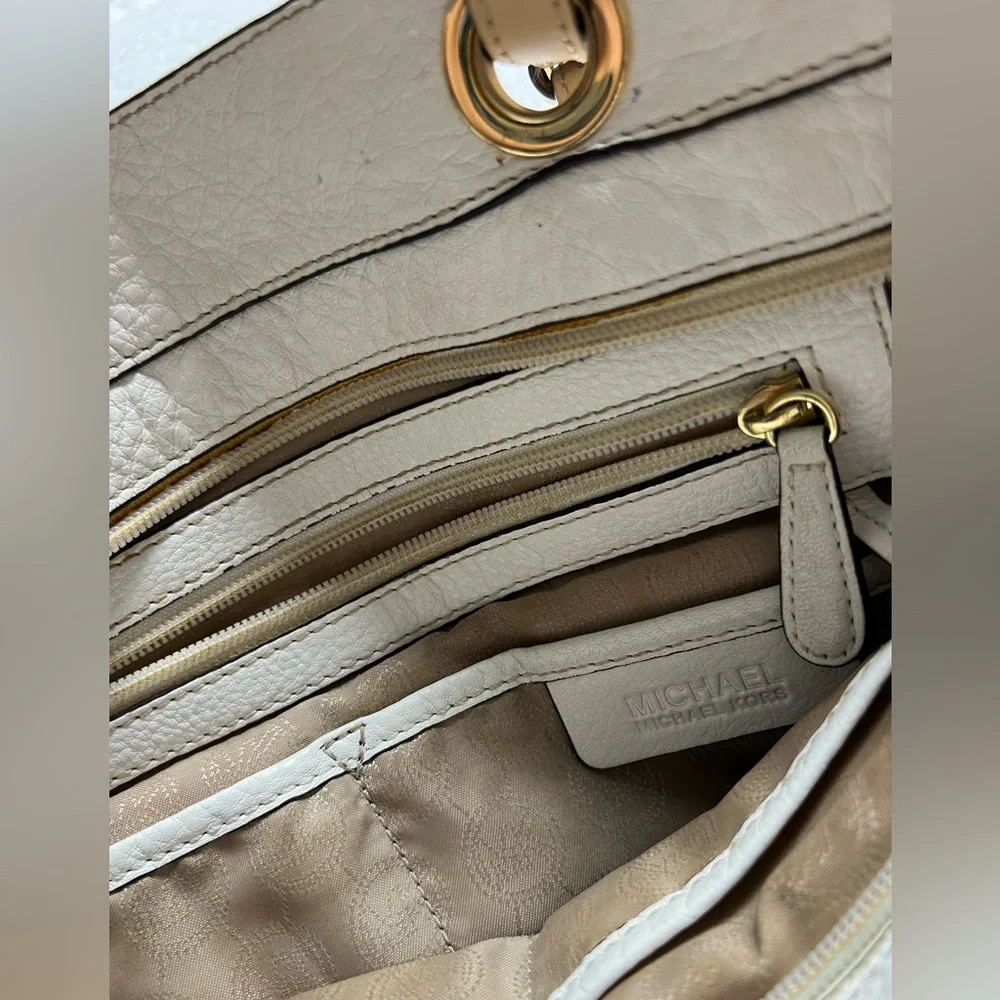 Michael Kors White and Gold Shoulder Bag - Picture 2 of 8